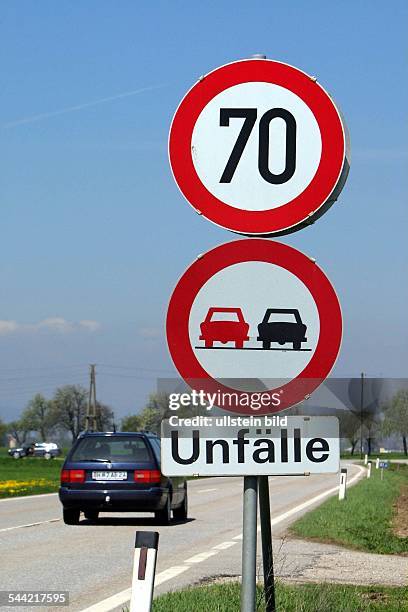 Verkehrszeichen an einer Landstraße 70 km/h Tempolimit, Überholverbot, Unfallschwerpunkt