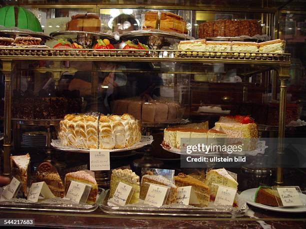 Oesterreich, Wien: Kuchenauslage in einem Wiener Cafehaus- 2004