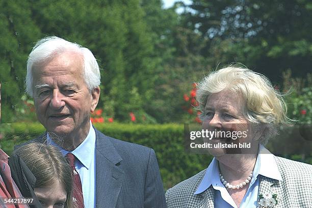 Weizsaecker, Richard von *-Politiker, DBuergermeister von Berlin 1981-1984Bundespraesident 1984-1994-mit seiner Ehefrau Marianne auf dem Gelaende der...