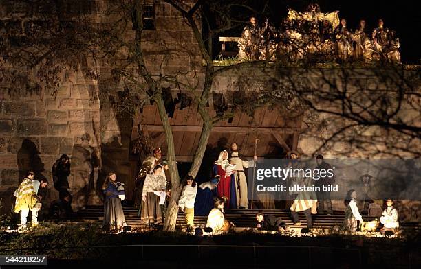 Bayern, NuernbergKinder stellen vor der Kaiserburg in lebenden Bildern die Weihnachtsgeschichte dar.