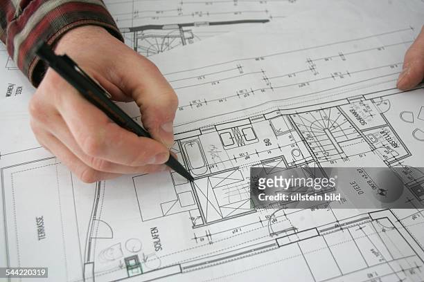 Hausbau, Eigenheimbau, Architekt mit Bauplan