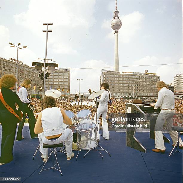 Puhdys, Rockband, DDR - Auftritt beim Pfingsttreffen der FDJ auf dem Alexanderplatz in Berlin v.l.: Dieter Birr, Dieter Hertrampf, vorn Gunther...