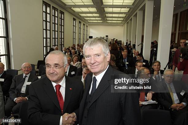 Otto Schily, Innenminister, SPD - mit Cemil Cicek, Justizminister Türkei auf der Sonderkonferenz des Tuesiad zum Thema EU Mitgliedschaft der Tuerkei