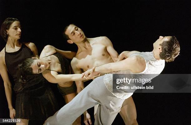 Schaubuehne Berlin. Titel: Impromtus. Regie & Choreographie: Sasha Waltz. Buehne: Thomas Schenk, Sasha Waltz. Kostueme: Christine Birkle. Premiere:...