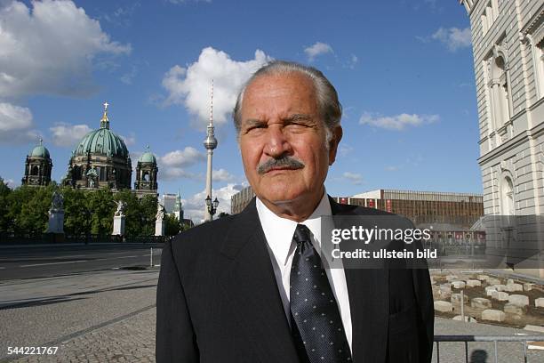 Fuentes, Carlos *-Schriftsteller, MEX- vor der Hauptstadtrepraesentanz der Bertelsmann AG Unter den Linden 1 in Berlin