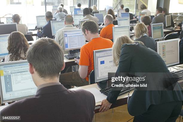Internet-Cafe , Menschen sitzen vor Monitor und surfen im Netz