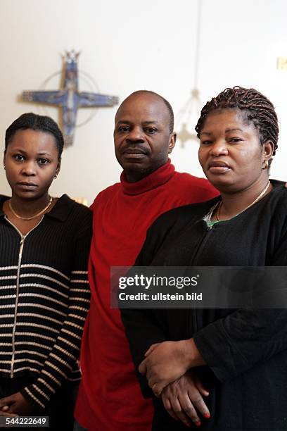 WedelKirchenasyl: Gilbert Gaputo , seine Frau Murjina und Tochter Ines suchen seit einem Jahr Schutz vor der drohenden Abschiebung in der...