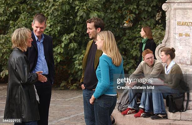 Deutschland; Humboldt Universitaet Berlin. Dialog zwischen Studentinnen, Studenten und Professoren, Dozenten vor der Universitaet