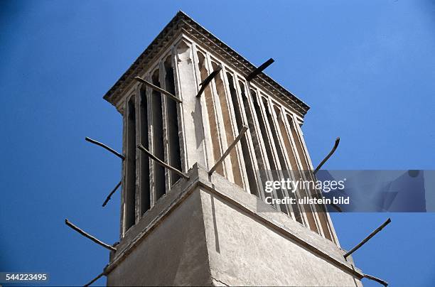 Iran, Yazd: Windturm. Windtürme fangen den Luftzug ein, leiten diesen über Wasserbecken in die Haeuser und sorgen so für kuehle Temperaturen.