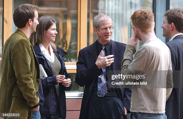 Deutschland; Wissenschaftszentrum Adlershof, Teil der Humboldt Universitaet Berlin. Dialog zwischen Studentinnen, Studenten und Professoren, Dozenten