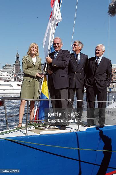 Schiffstaufe der Yacht "Norddeutsche Vermögen Hamburg": v. L. Joy Kortüm, Taufpatin, Henning Rocholl, Detlef Thomsen, Vorsitzender "Hamburgischer...