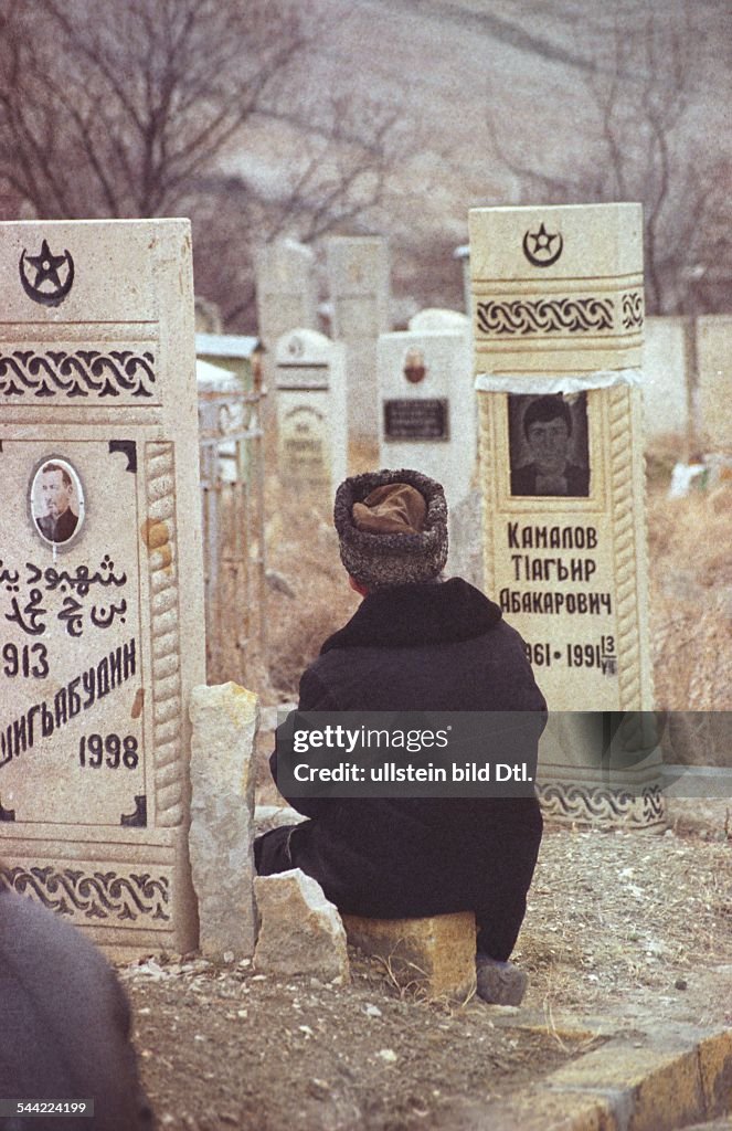 Tschetschenien - alte Maenner auf einem Friedhof