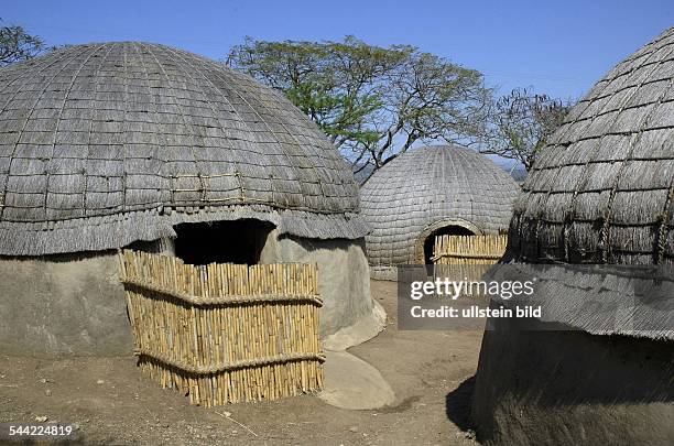 Suedafrika, KwaZulu Natal: Traditionelles Dorf der Zulu mit strohgedeckten Rundhuetten aus Lehm.