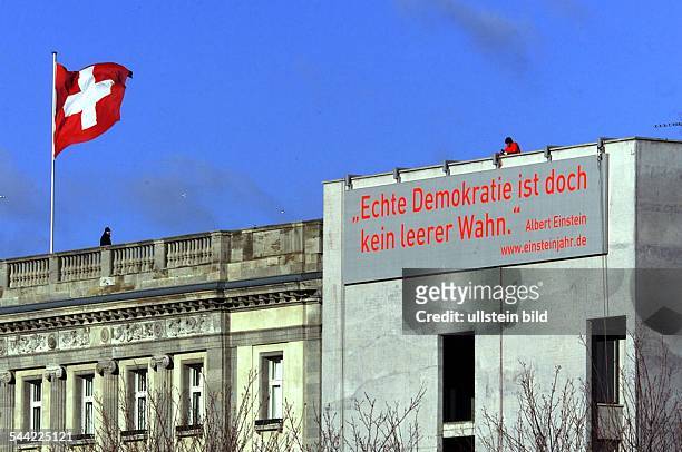 Berlin Mitte Tiergarten: Verhuellungder Schweizer Botschaft anlässlich des Einstein-Jahres 2005 :Industrie-Bergsteiger bringen ein Zitat von Albert...