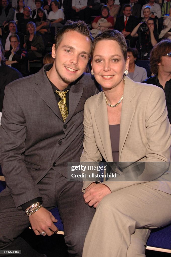 Ramona Leiß; Moderatorin; D - mit Sohn Sascha bei der Gala Goldene Stimmgabel 2004 in Ludwigshafen