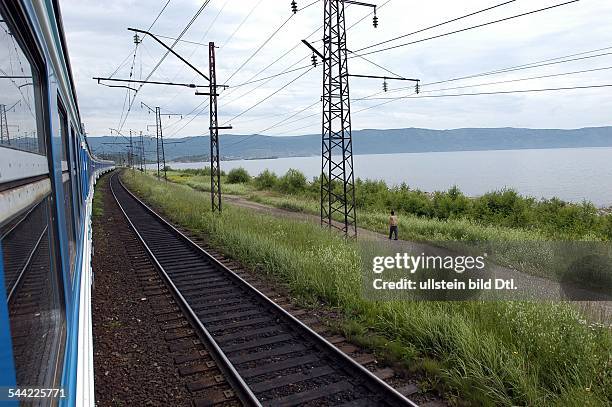 Russland - Zug der transibirischen Eisenbahn an den Ufern des Baikalsee - August 2004