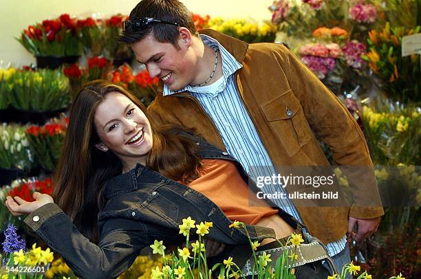 Valentinstag, junges Paar in einem Blumenladen-