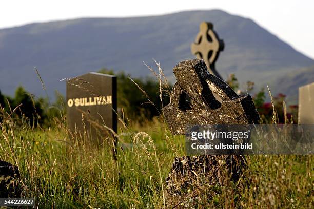 Ireland, Sneem - Friedhof Durrow in der Grafschaft Kerry mit High-Cross Grabsteinen im Vordergrund