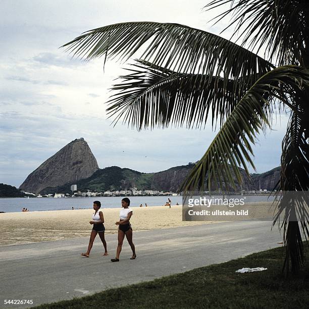 Brasilien, Rio de Janeiro: Brasilianerinnen auf der Promenade, im Hintergrund der Zuckerhut
