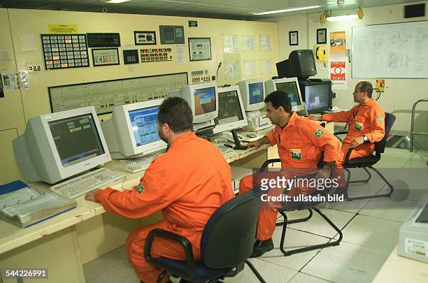 Brasilien - Arbeiter im Kontrollraum einer Bohrinsel der Erdoelgesellschaft Petrobras vor der brasilianischen Küste - 2004