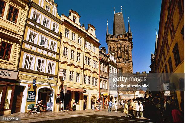 Tschechien Prag - Hier die Prachtstraße Mostecka im Viertel Kleinseite. Hinten der Kleinseiter Brückenturm der Karlsbrücke - Aussenansicht