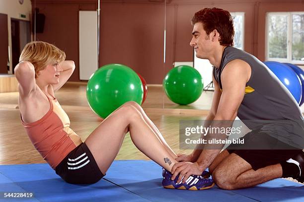 Mann und Frau trainieren im Fitness-Studio