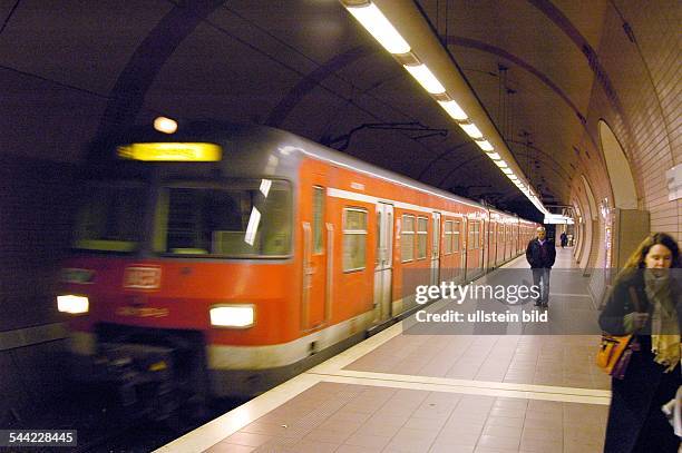 81 Frankfurt Bahnhof Stock Photos, HighRes Pictures, and Images