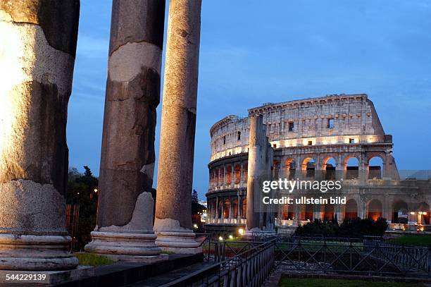 Italien, Rom: Colosseum im Abendlicht.