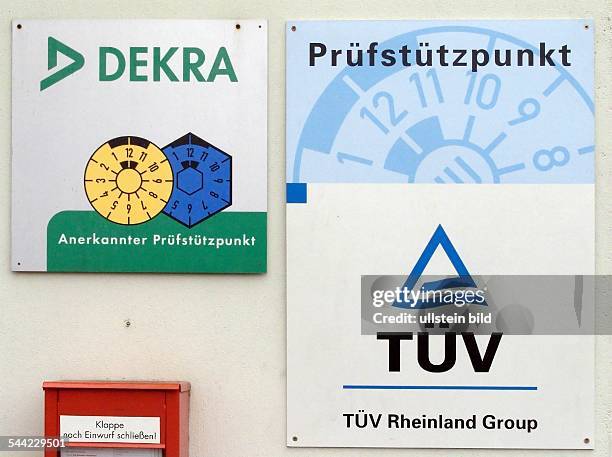 Nordrhein-Westfalen, Schilder einer Kfz-Werkstatt weisen den Betrieb als Pruefstuetzpunkt fuer Kfz-Hauptunstersuchungen durch TUEV und DEKRA aus
