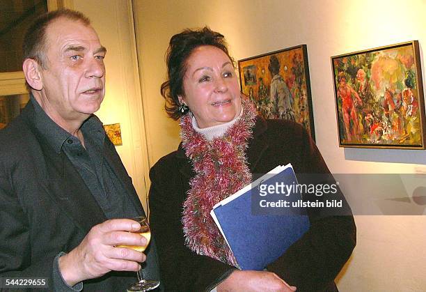 Jürgen Leippert - freischaffender Maler aus Stuttgart mit Luc Jochimsen, Journalistin, der in der "Frühlingsausstellung" der Hamburger Galerie Rose