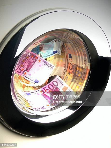 Symbolbild Geldwaesche: Euro Geldscheine in der Waschmaschine