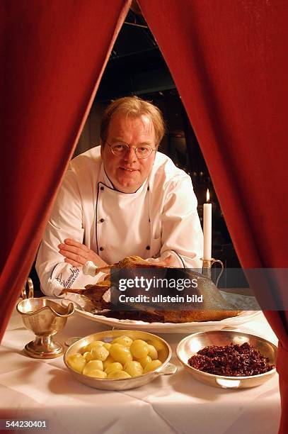 Michael Weißenbruch - Chefkoch im Restaurant Clasenhof Hamburg-Altona präsentiert seinen Gänsebraten mit Kohl, Pellkartoffeln