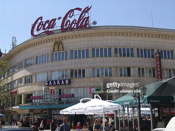 Bulgarien , Plovdiv : Zentrum, Reklame fuer Coca Colaauf einem Haus im Zentrum der Stadt