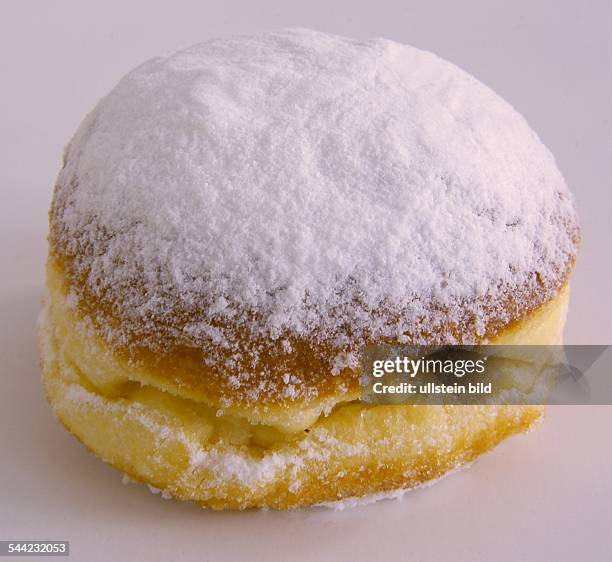 Deutschland; Berlin; Berliner Pfannkuchen Krapfen Hefegebäck - Puderzucker