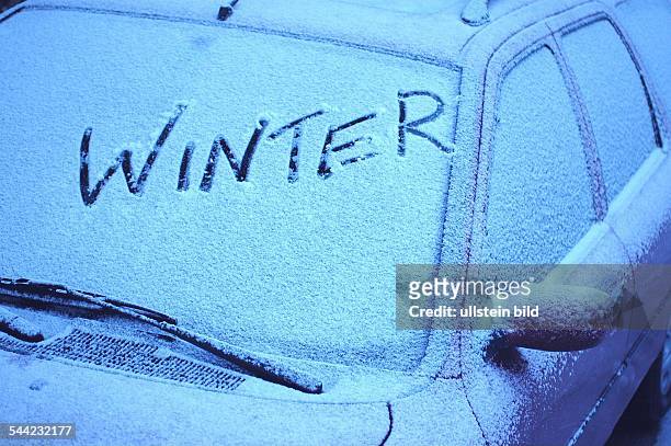 Winter, geschrieben in den Schnee auf einer Windschutzscheibe eines Autos
