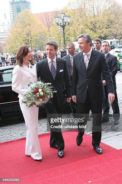 Frederik, Kronprinz von Dänemark und Ehefrau Prinzessin Mary - Begrüssung vor dem Berliner Roten Rathaus durch den Regierenden Bürgermeister Klaus...