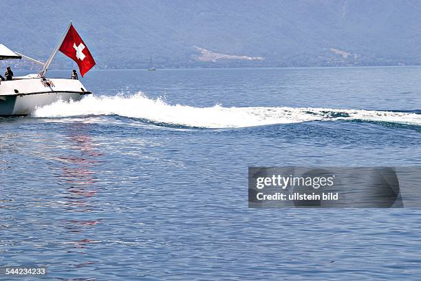 Schweiz: Schiff mit Schweizer Flagge auf dem Genfer See.