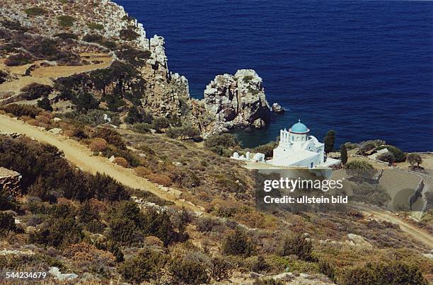 Griechenland, Griechische Inseln, Kykladen, Insel Sifnos, Kueste und Kirche Poulati bei Artemonas