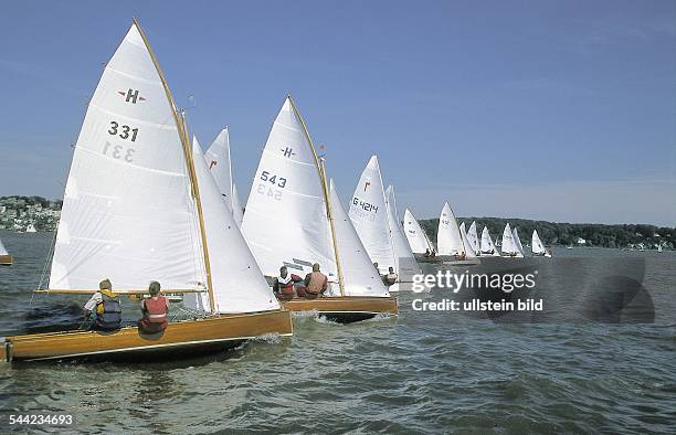 Deutschland: Regatta mit Segelbooten der Klasse H-Jolle und Pirat auf der Elbe.