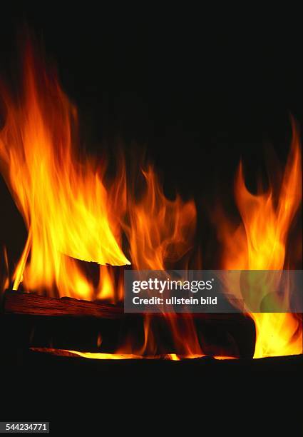 Iran, Shiraz: Loderndes Feuer in einem Feuertempel der Zoroastrier. Das Feuer ist bei den Anhaengern Zarathustras das Symbol der Reinheit.