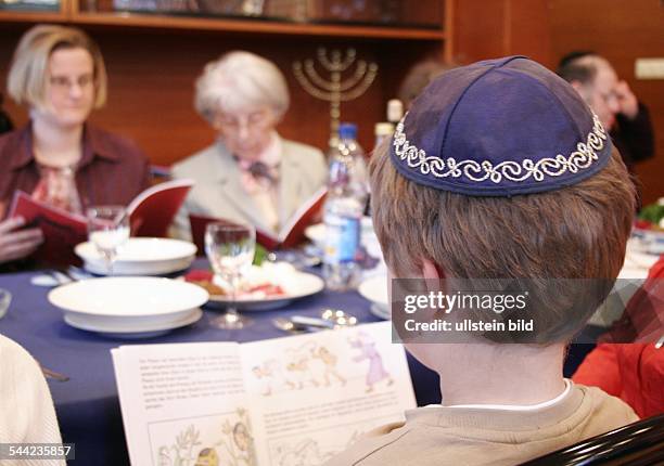 Judentum, Seder-Abend , die juedische Gemeinde liest die Haggadah - Nur-für-redaktionelle-Verwendung!