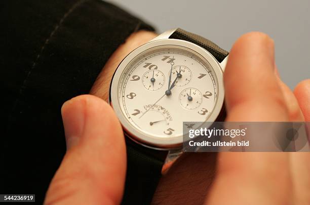 Symbol Zeit, Zeitnot, Verspaetung: Armbanduhr zeigt fuenf vor zwoelf