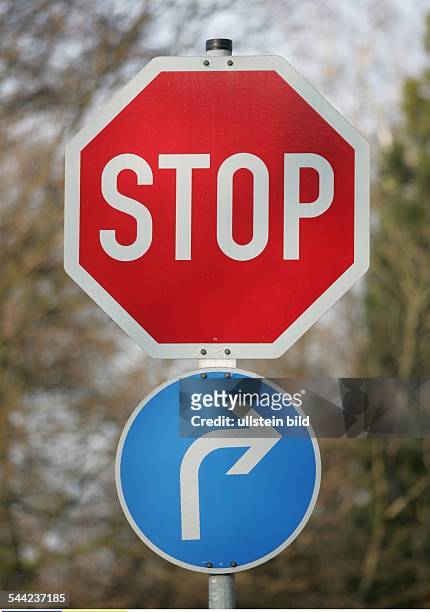 Deutschland, - Verkehrsschilder , STOP-Schild , Pfeil blau rechts abbiegen