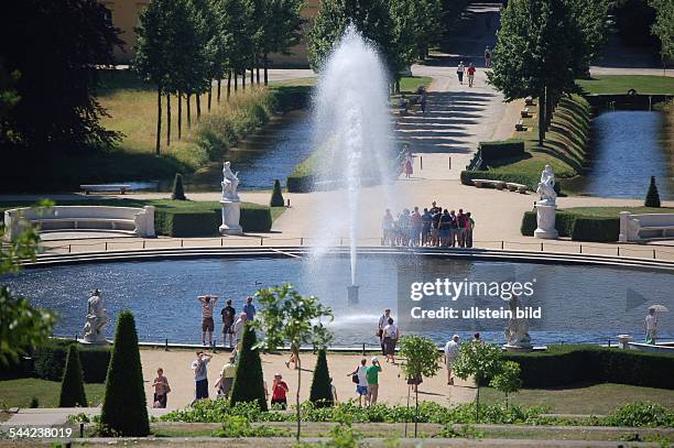 Deutschland, Brandenburg, Potsdam: Blick von Schloss Sanssouci auf die Große Fontäne im Park- 2006 EDITORIAL-USE-ONLY!...