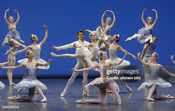 'George Balanchine Ballet Night' in the Deutsche Oper, Berlin, with music by Tchaikovsky and Stravinsky ; - choreographer: George Balanchine-...