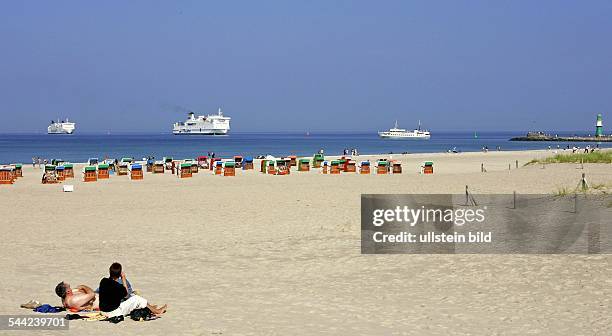 Deutschland, Mecklenburg-Vorpommern, Urlauber liegen am Strand von Warnemuende.