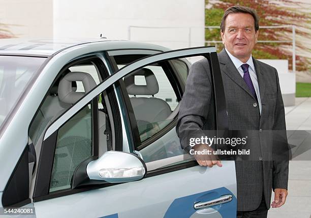 Bundeskanzler Gerhard Schröder, SPD, D - mit Wasserstoff- Brennstoffzellen A Klasse von Mercedes Benz