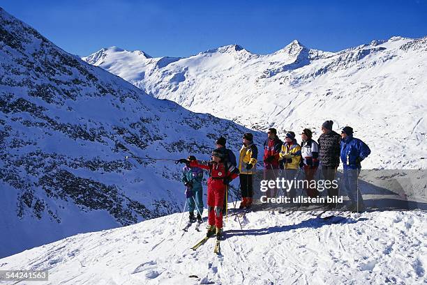 Oesterreich, Tirol, Obergurgl: Gruppe von Skifahrern beim Hohe Mut Haeusl - undatiert