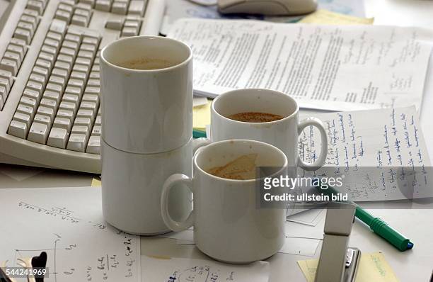 Redaktionsalltag, Computerarbeit, Stress und viele Tassen Kaffee.