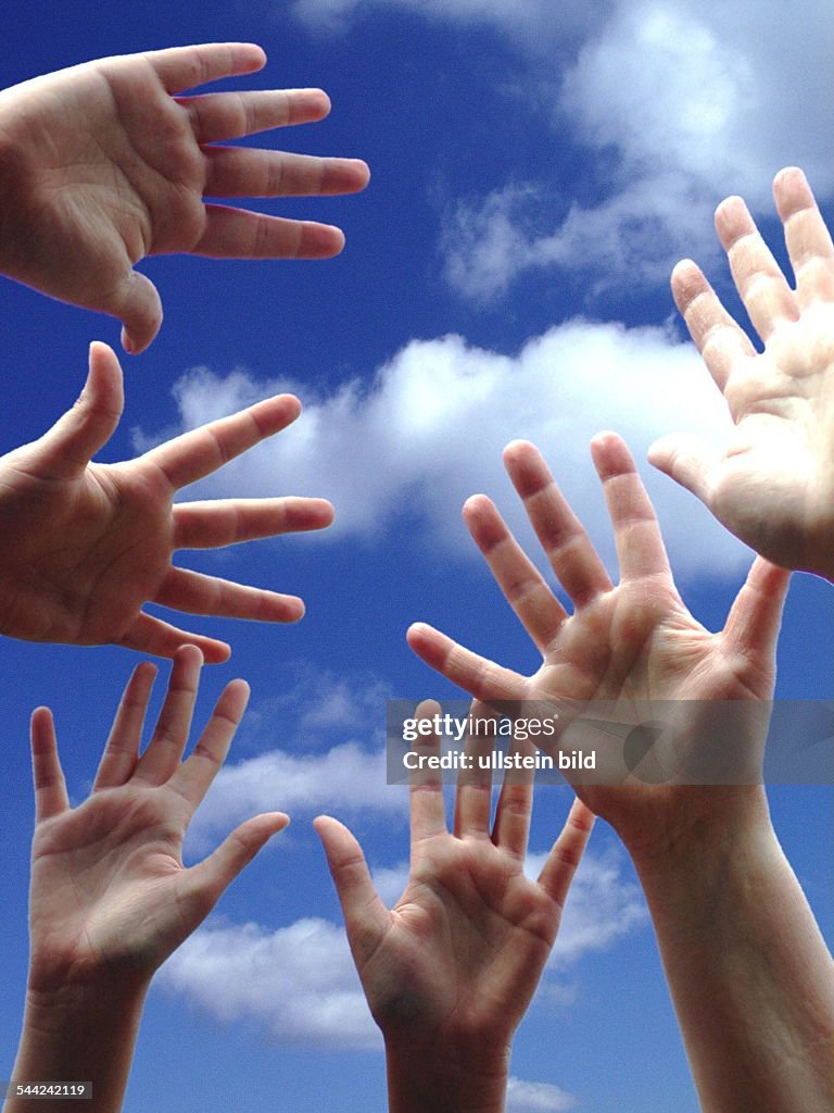 Symbolbild Zusammenhalt, Familie, Team, Haende vor blauem Himmel